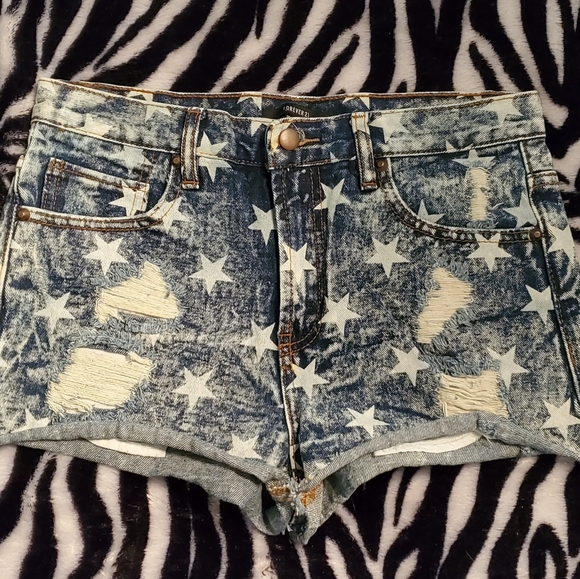 F21 Distressed denim shorts with stars - Picture 1 of 6